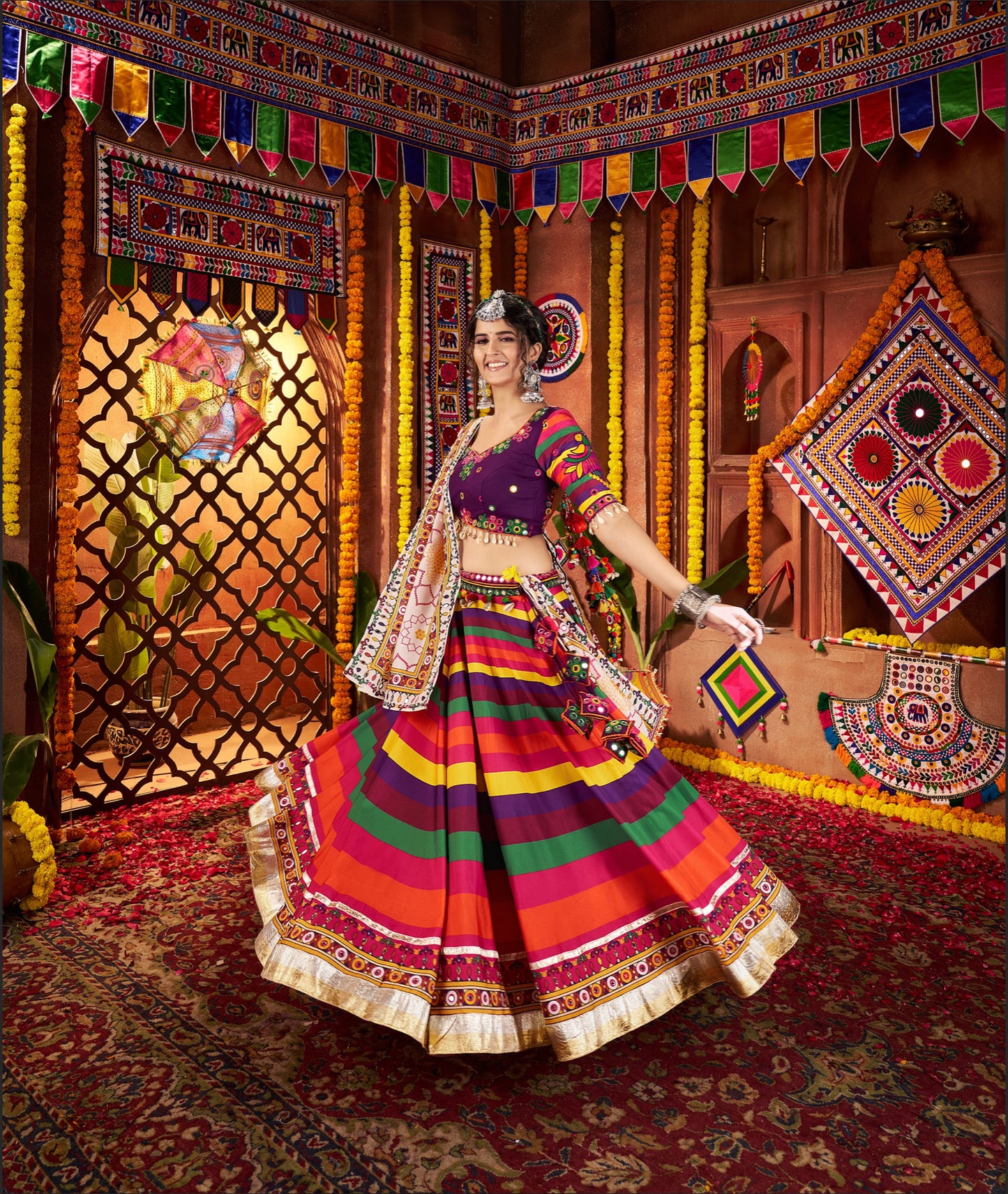 Lehenga de célébration Navratri violet multicolore avec broderies et travail de miroirs en maslin