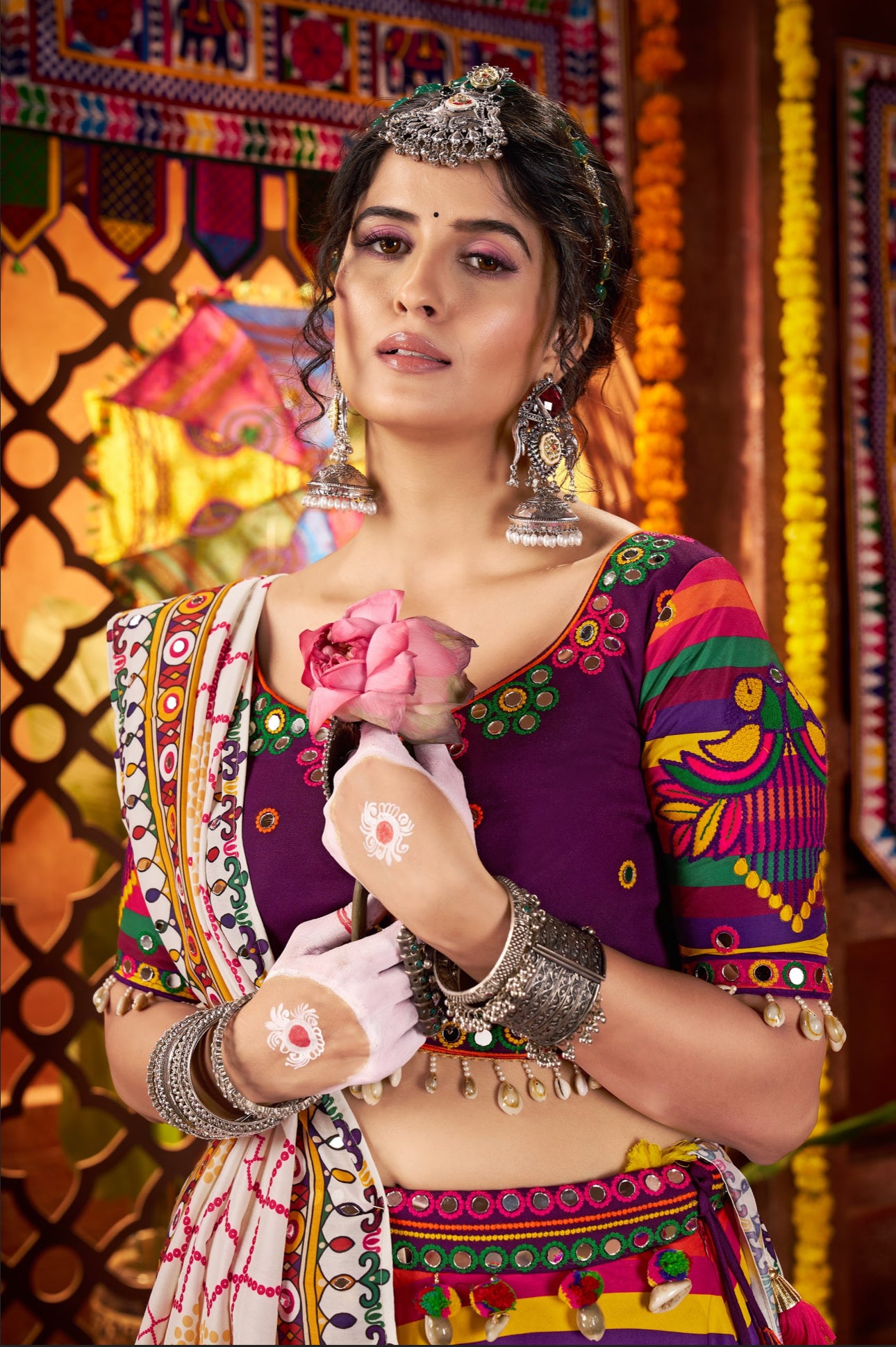 Lehenga de célébration Navratri violet multicolore avec broderies et travail de miroirs en maslin