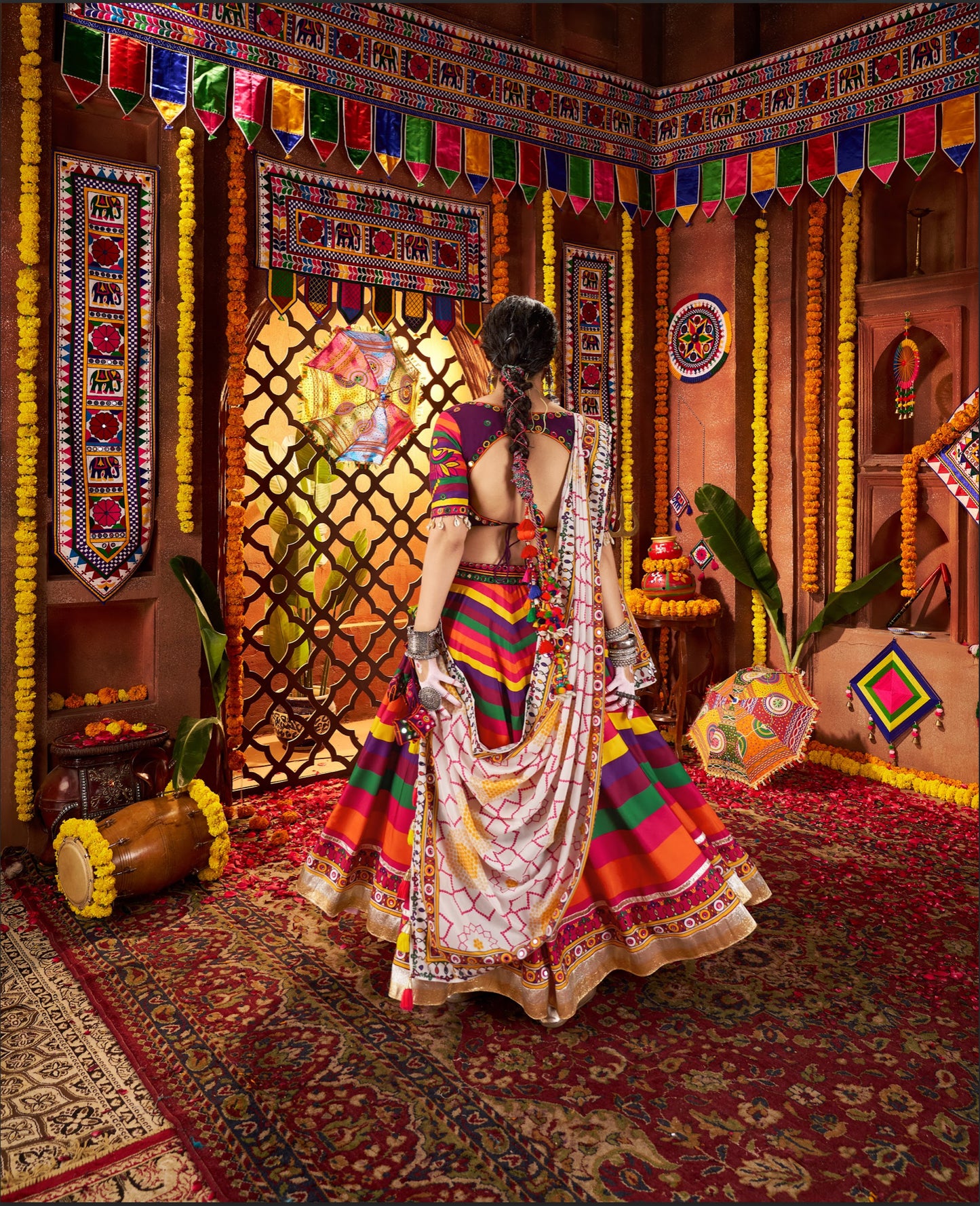 Lehenga de célébration Navratri violet multicolore avec broderies et travail de miroirs en maslin