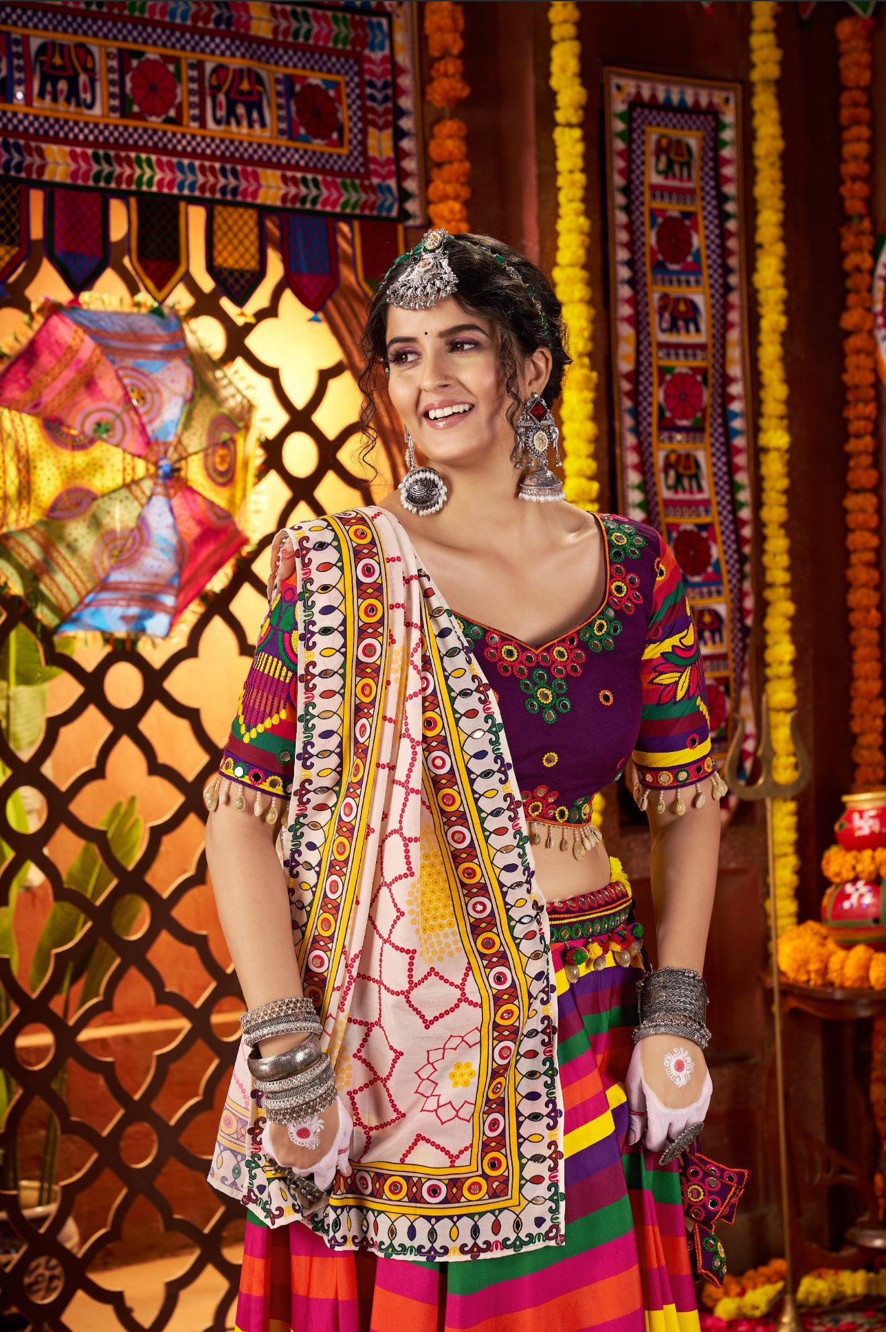 Lehenga de célébration Navratri violet multicolore avec broderies et travail de miroirs en maslin