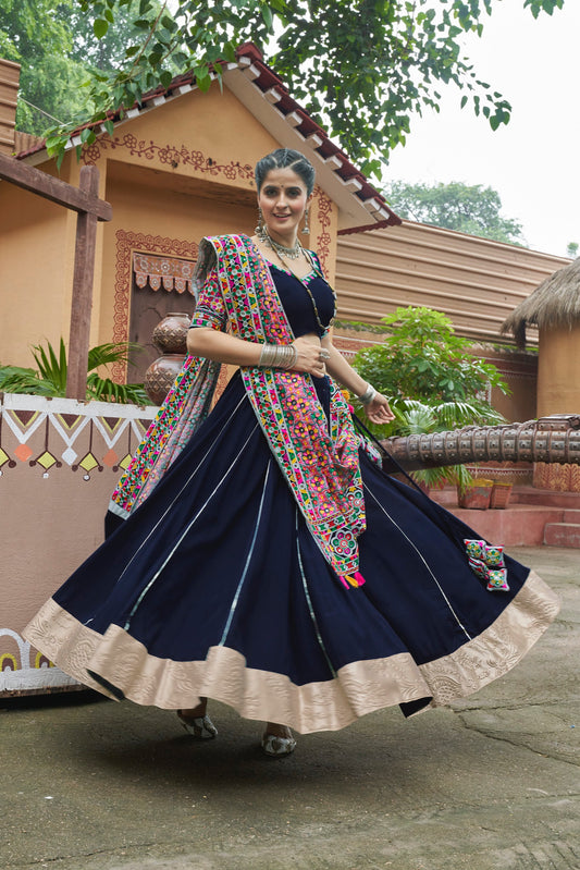 Lehenga de célébration Navratri bleu marine multicolore avec broderies et travail de miroirs en viscose rayon