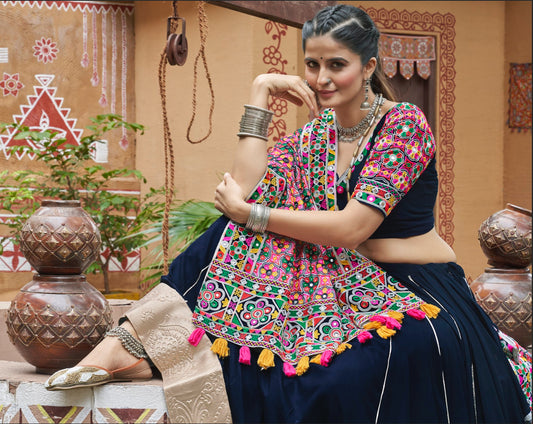 Lehenga de célébration Navratri bleu marine multicolore avec broderies et travail de miroirs en viscose rayon