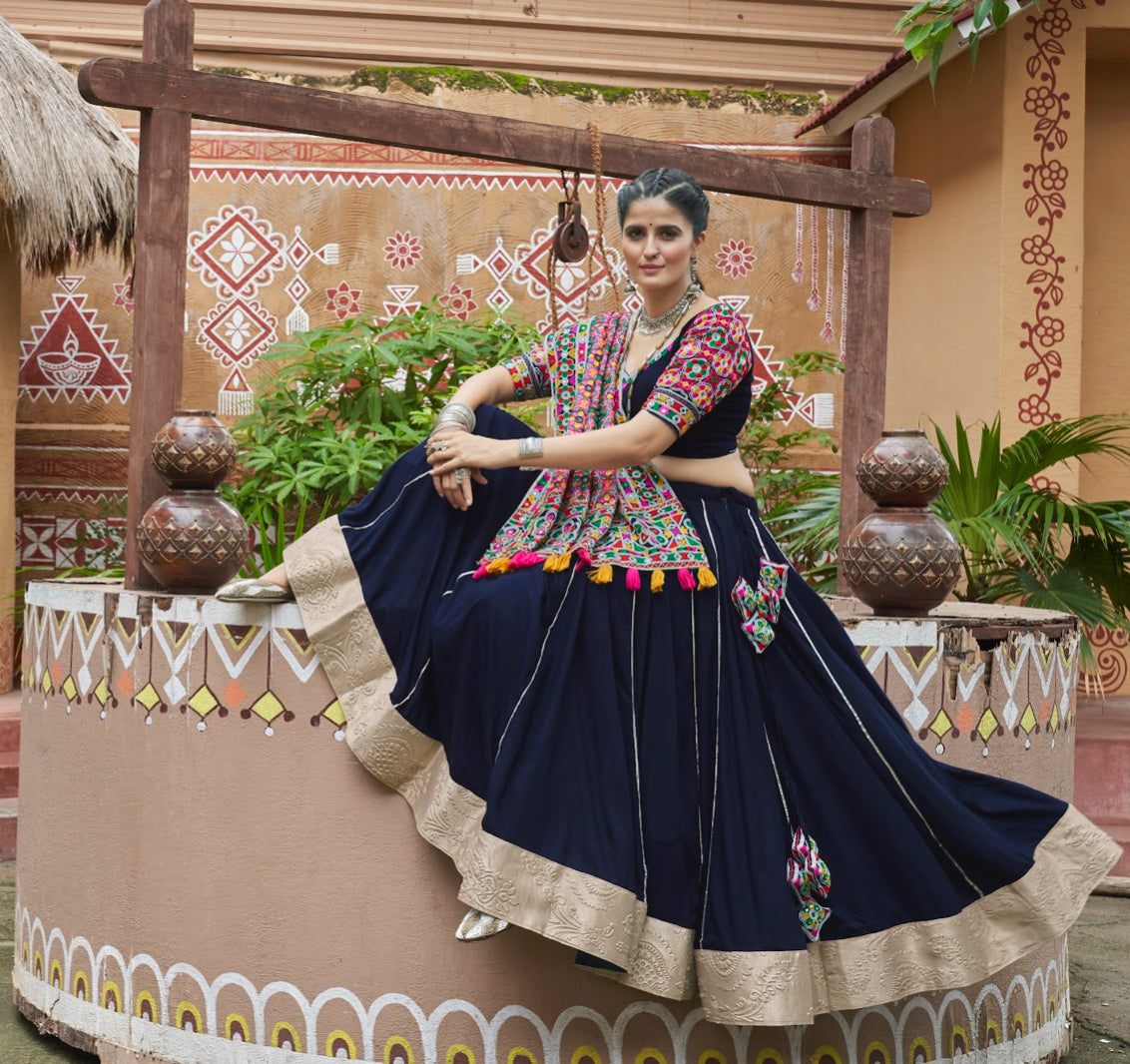 Lehenga de célébration Navratri bleu marine multicolore avec broderies et travail de miroirs en viscose rayon