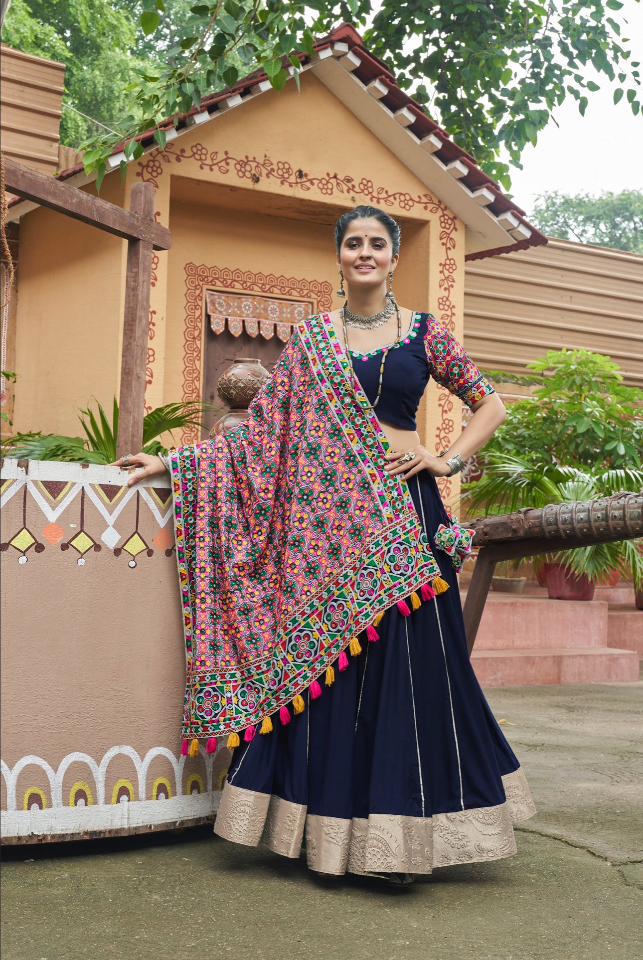 Lehenga de célébration Navratri bleu marine multicolore avec broderies et travail de miroirs en viscose rayon