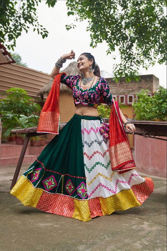 Lehenga de célébration Navratri blanc, rouge et vert multicolore avec broderies et travail de miroirs en viscose rayon et coton