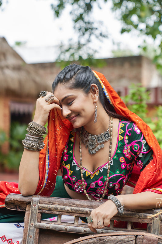 Lehenga de célébration Navratri blanc, rouge et vert multicolore avec broderies et travail de miroirs en viscose rayon et coton