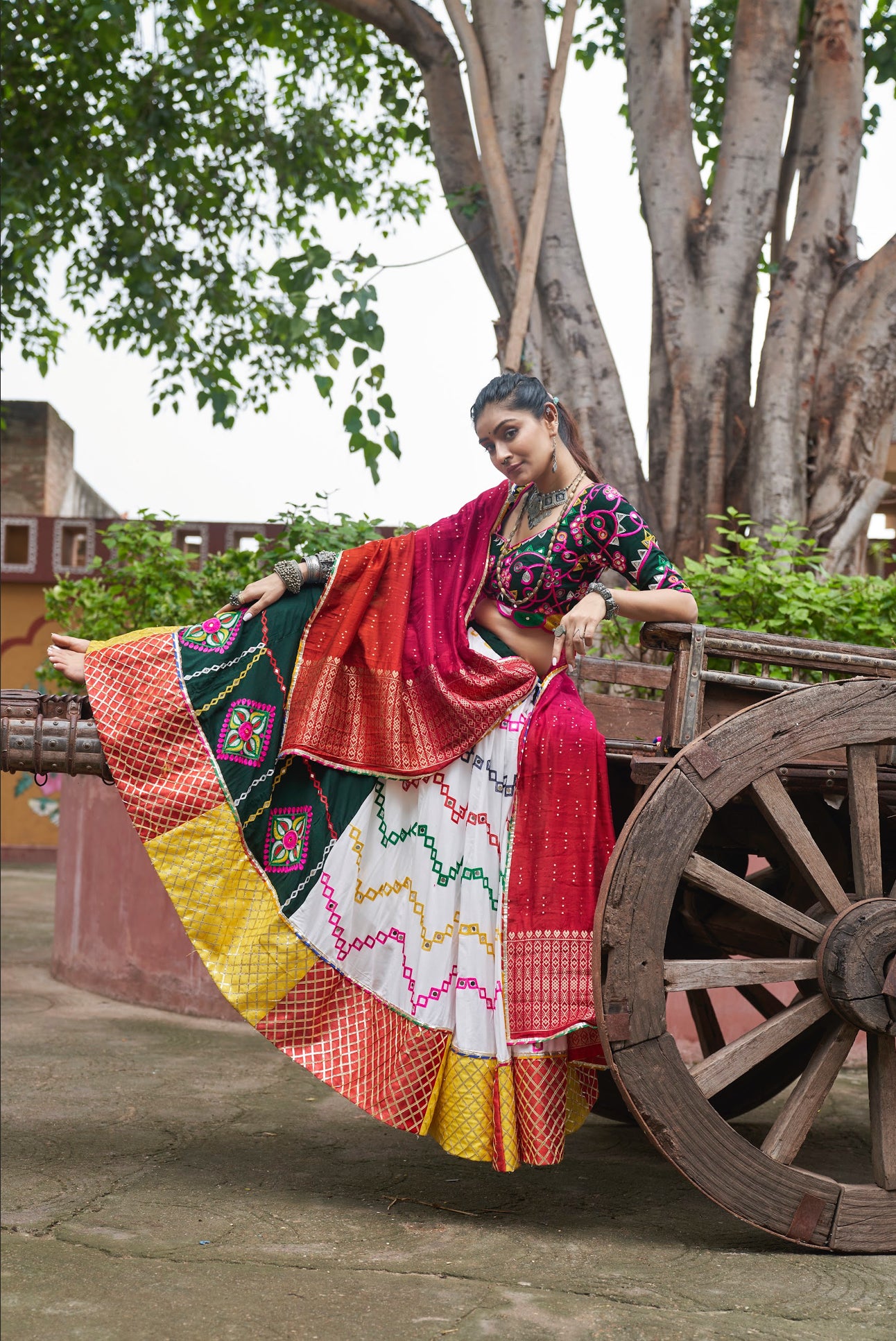Lehenga de célébration Navratri blanc, rouge et vert multicolore avec broderies et travail de miroirs en viscose rayon et coton