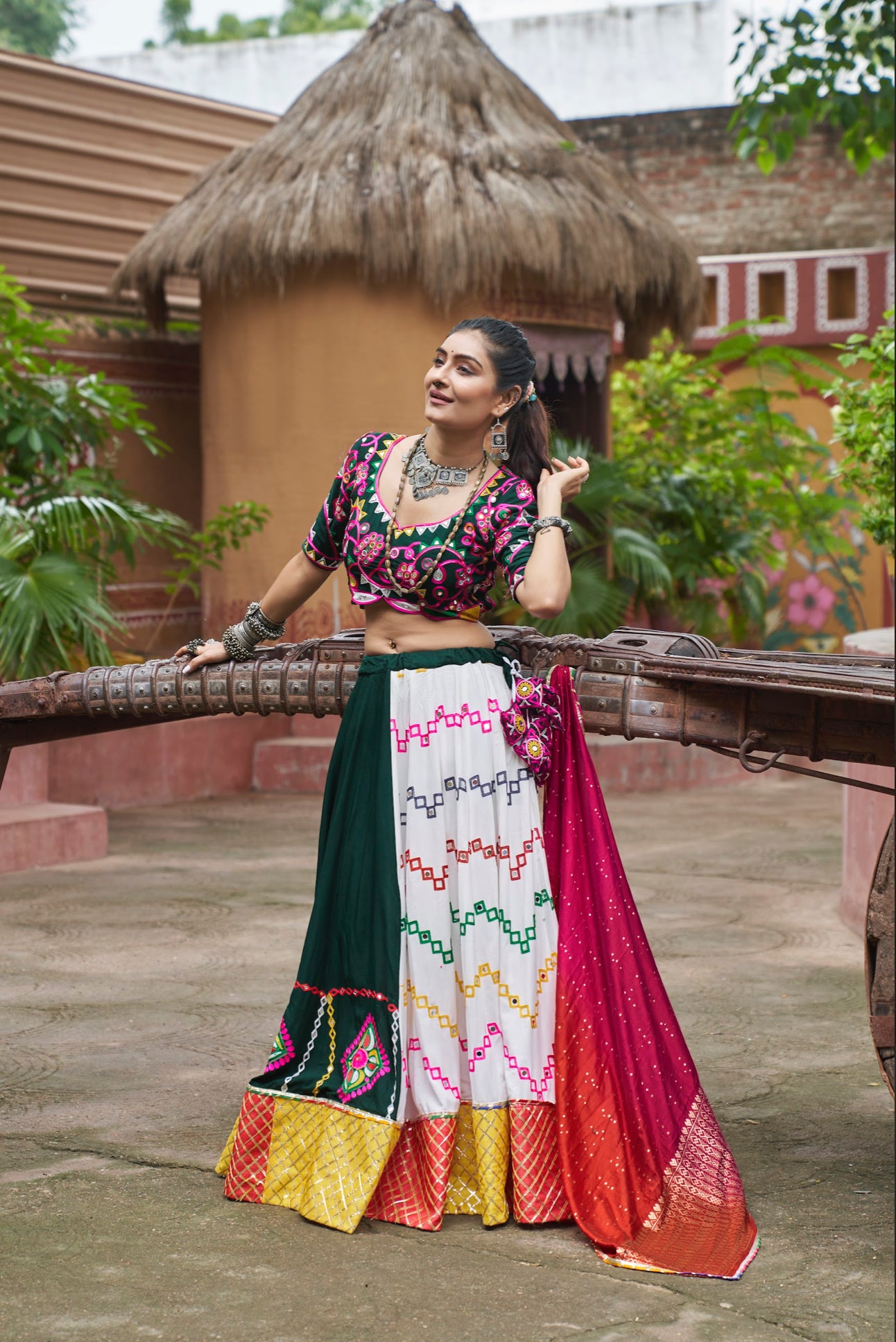 Lehenga de célébration Navratri blanc, rouge et vert multicolore avec broderies et travail de miroirs en viscose rayon et coton