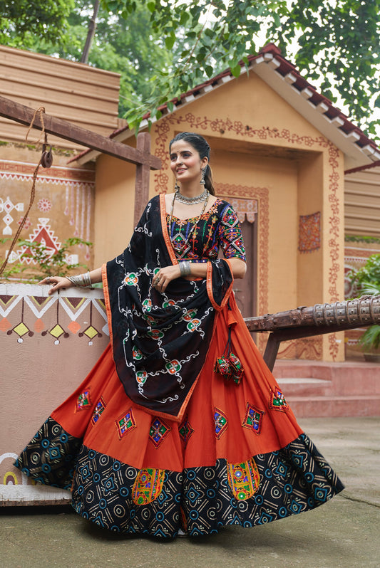 Lehenga de célébration Navratri orange et noir multicolore avec broderies et travail de miroirs en viscose rayon