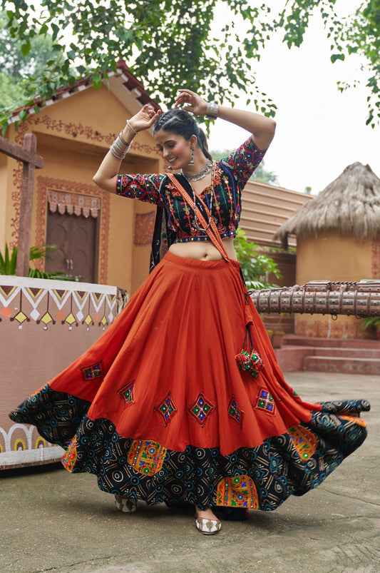 Lehenga de célébration Navratri orange et noir multicolore avec broderies et travail de miroirs en viscose rayon