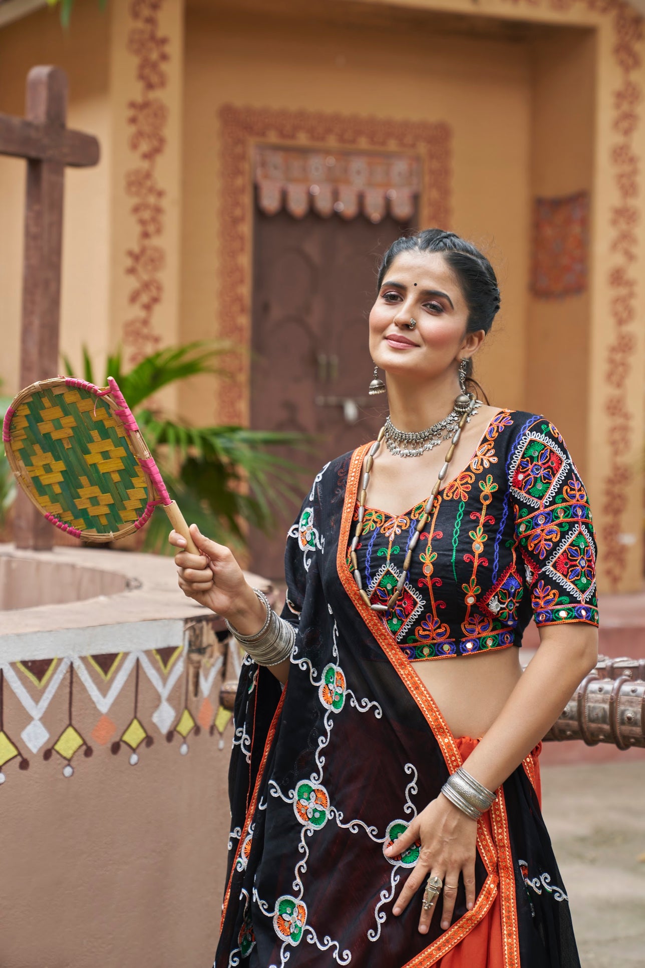 Lehenga de célébration Navratri orange et noir multicolore avec broderies et travail de miroirs en viscose rayon