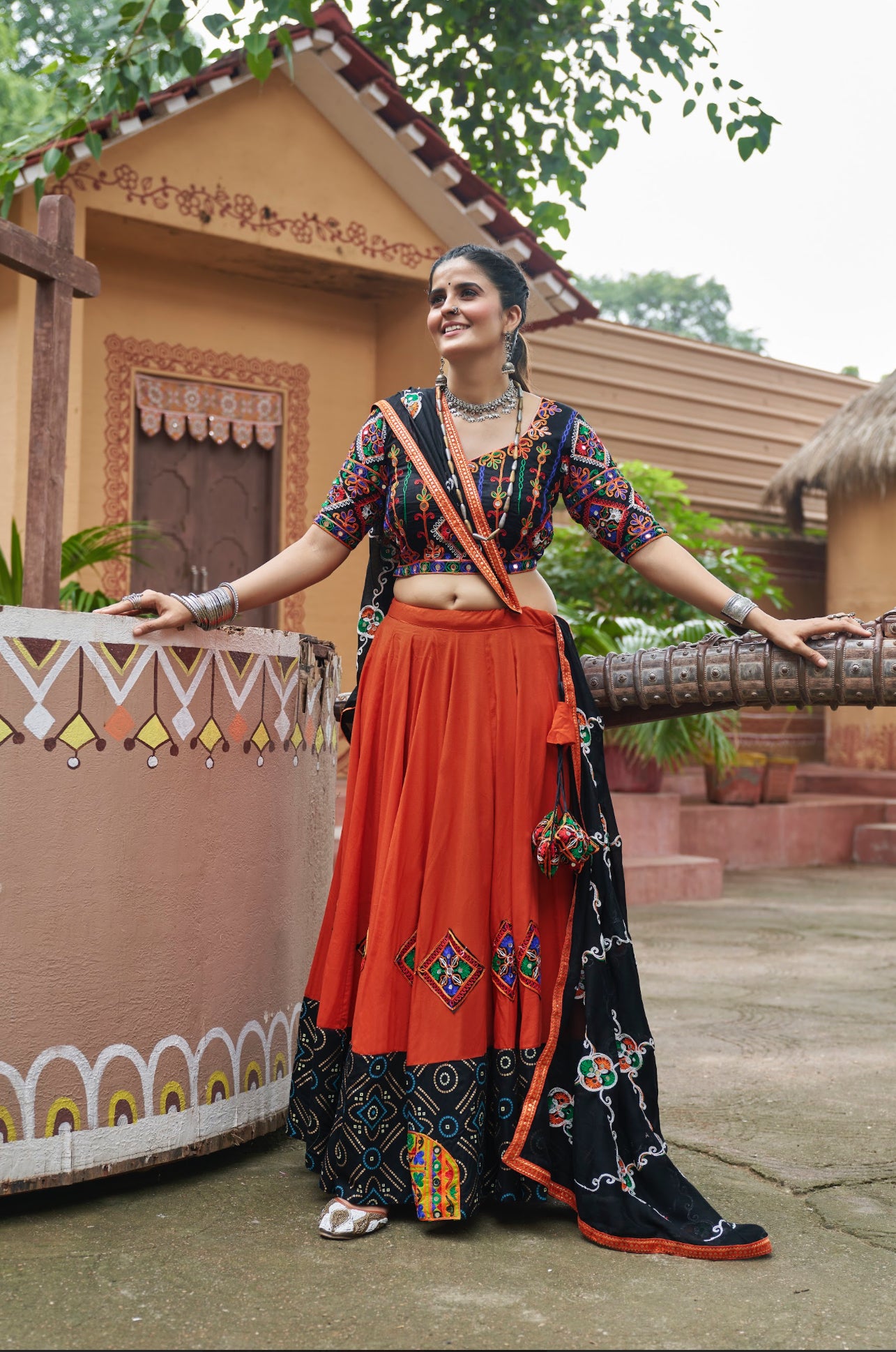 Lehenga de célébration Navratri orange et noir multicolore avec broderies et travail de miroirs en viscose rayon