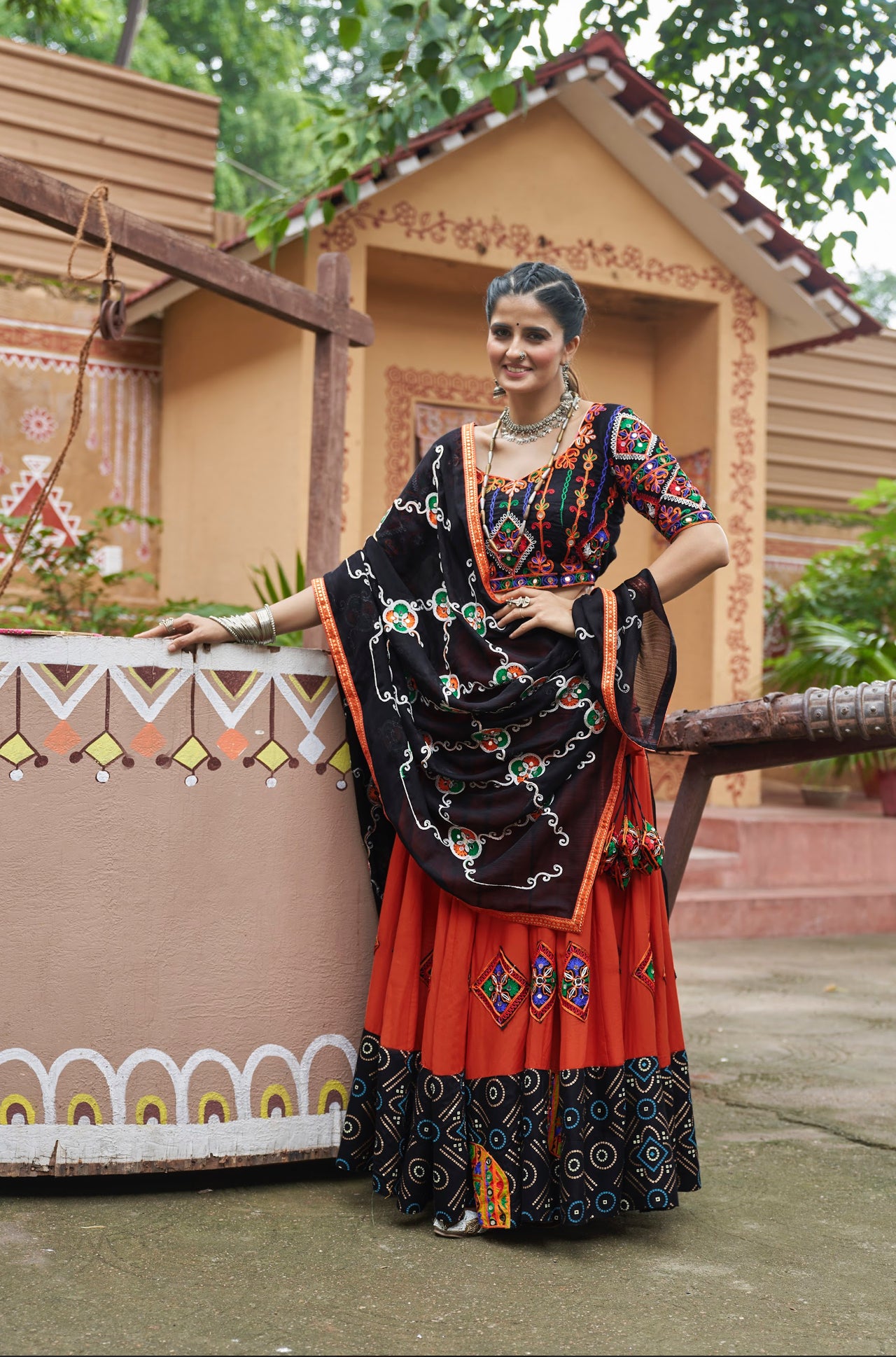 Lehenga de célébration Navratri orange et noir multicolore avec broderies et travail de miroirs en viscose rayon