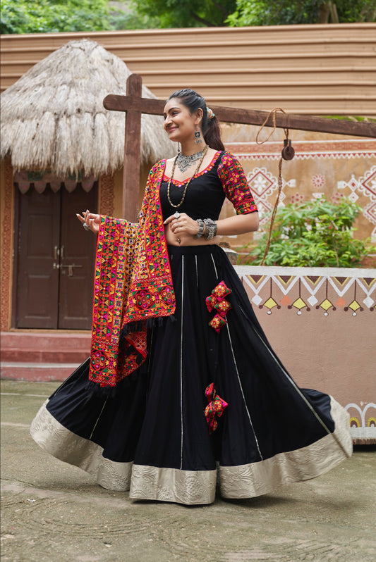 Lehenga de célébration Navratri noir multicolore avec broderies et travail de miroirs en viscose rayon