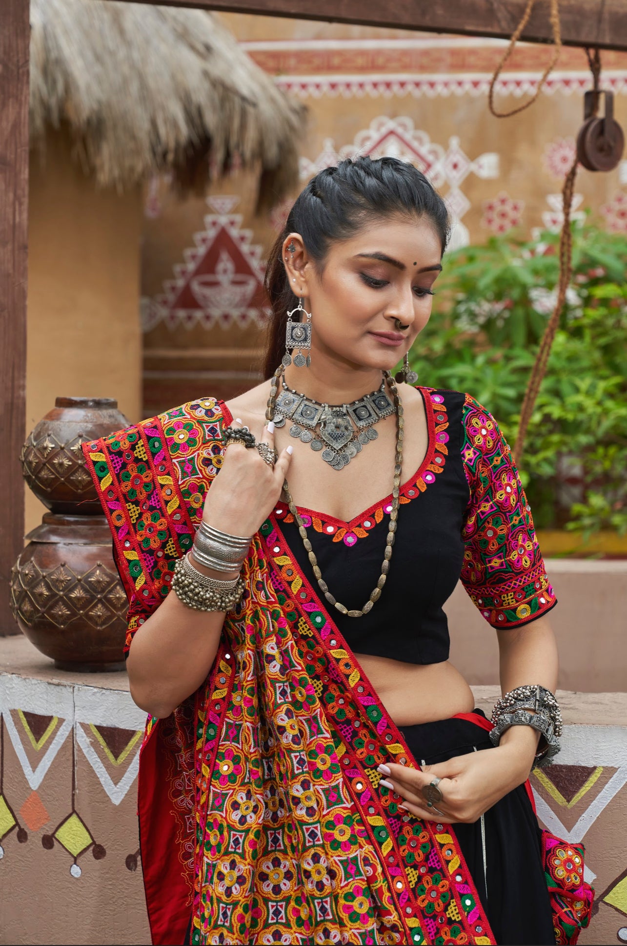 Lehenga de célébration Navratri noir multicolore avec broderies et travail de miroirs en viscose rayon