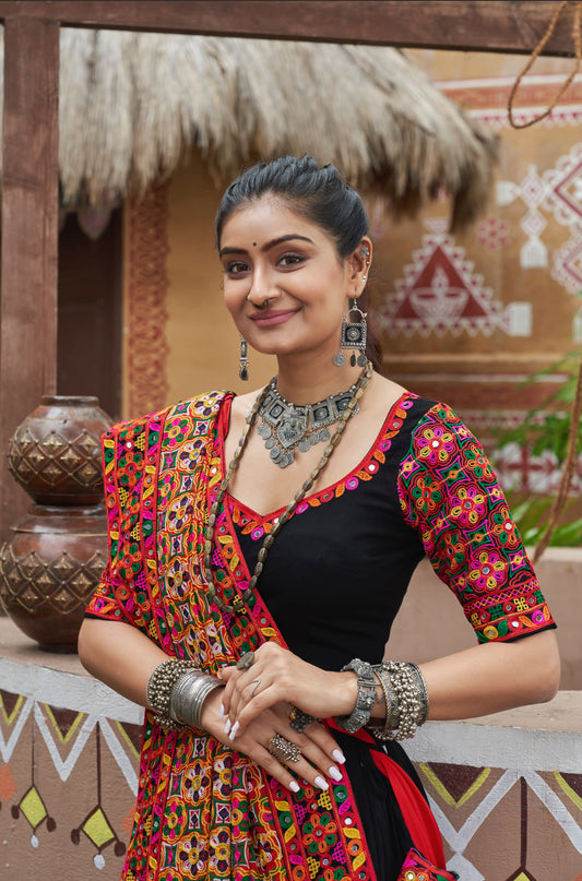 Lehenga de célébration Navratri noir multicolore avec broderies et travail de miroirs en viscose rayon