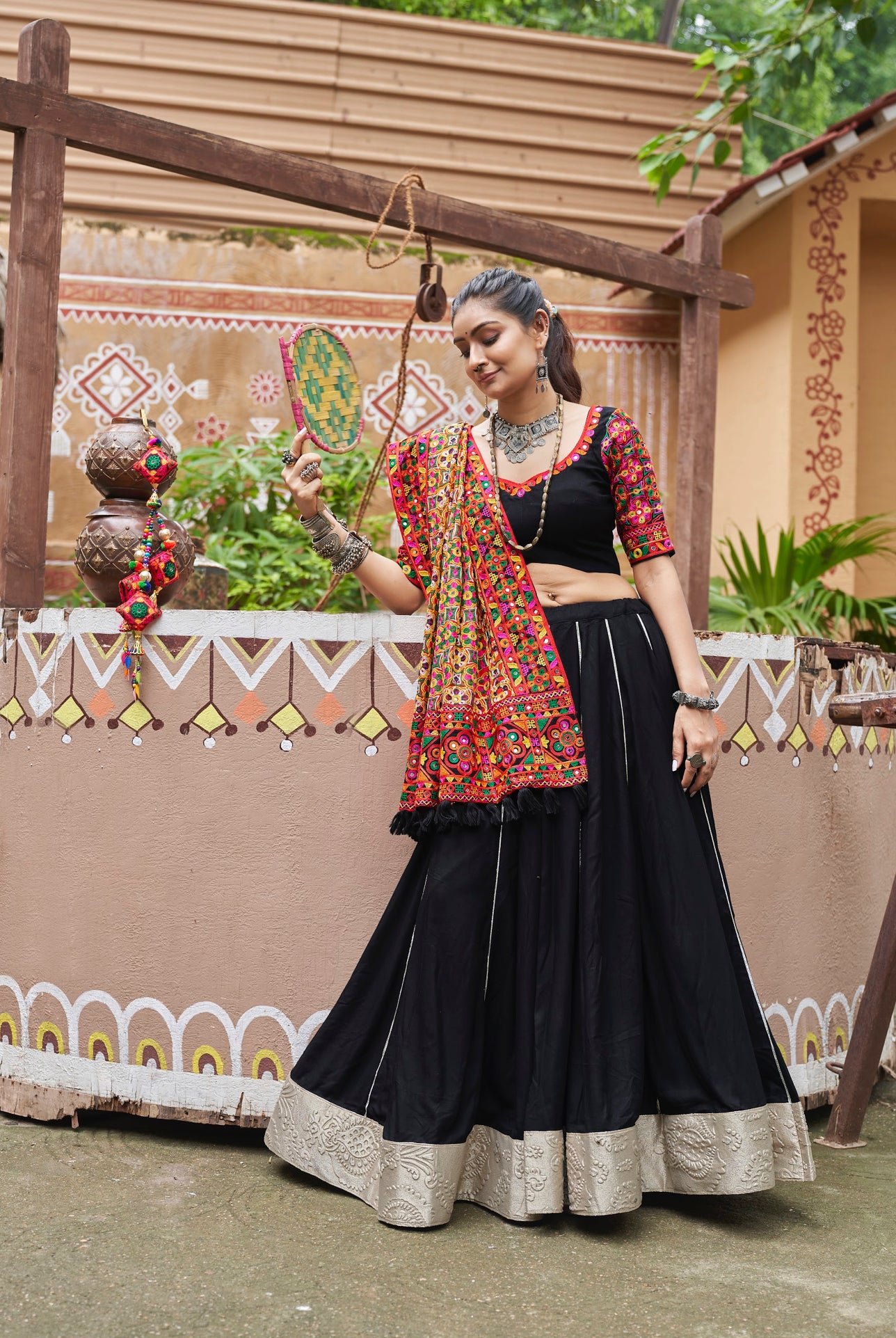 Lehenga de célébration Navratri noir multicolore avec broderies et travail de miroirs en viscose rayon