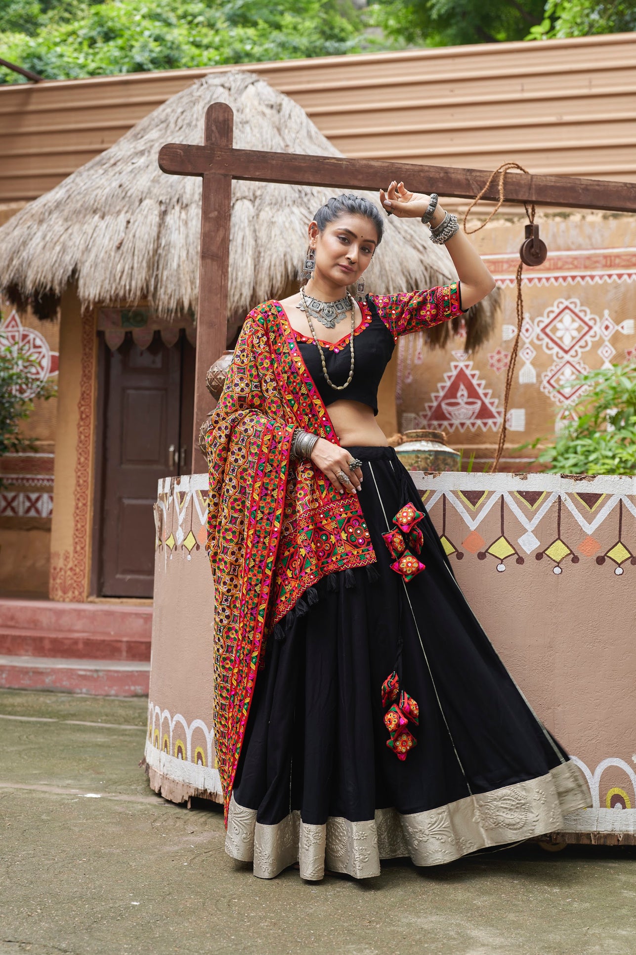 Lehenga de célébration Navratri noir multicolore avec broderies et travail de miroirs en viscose rayon