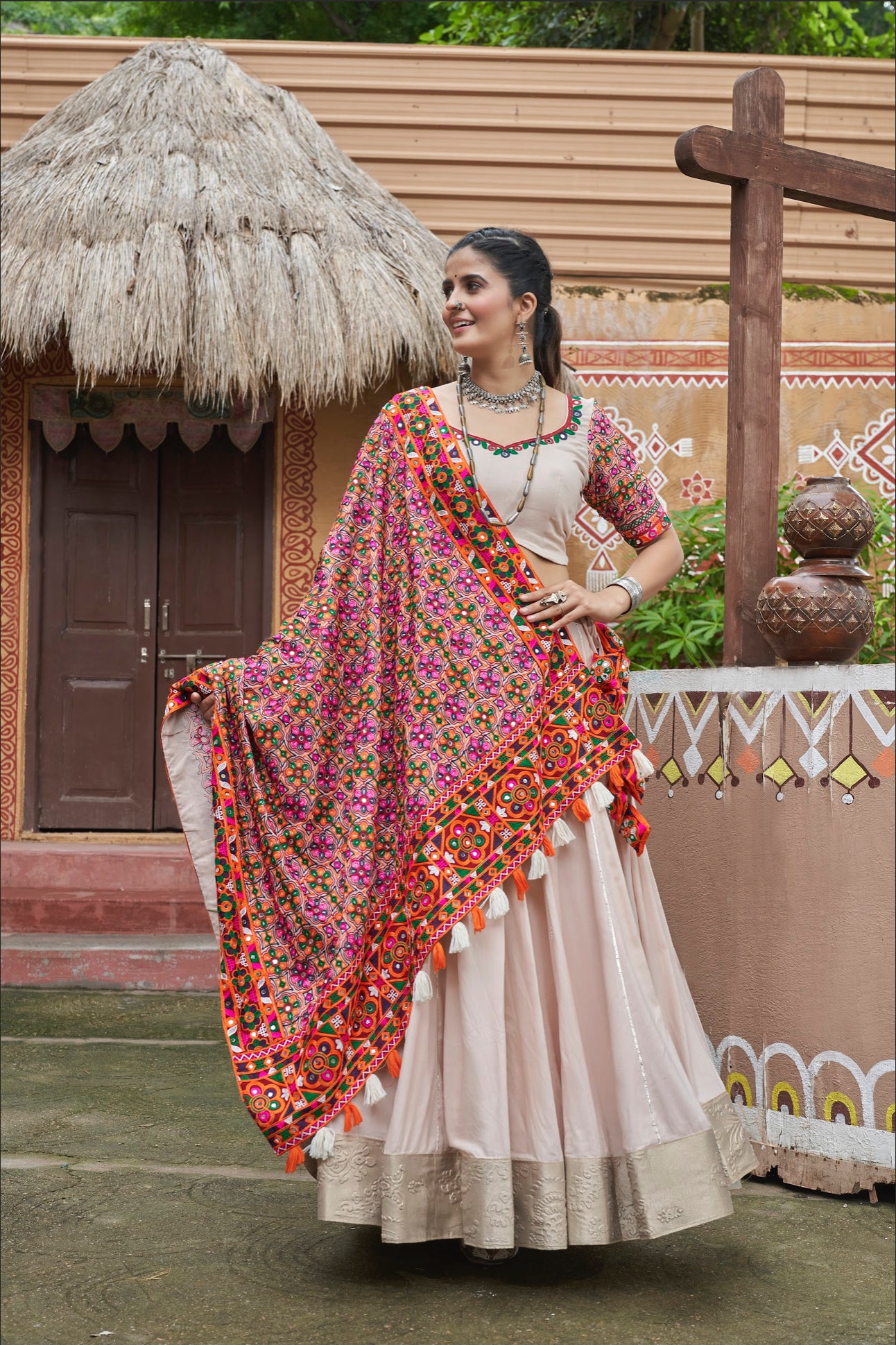 Lehenga de célébration Navratri beige multicolore avec broderies et travail de miroirs en viscose rayon