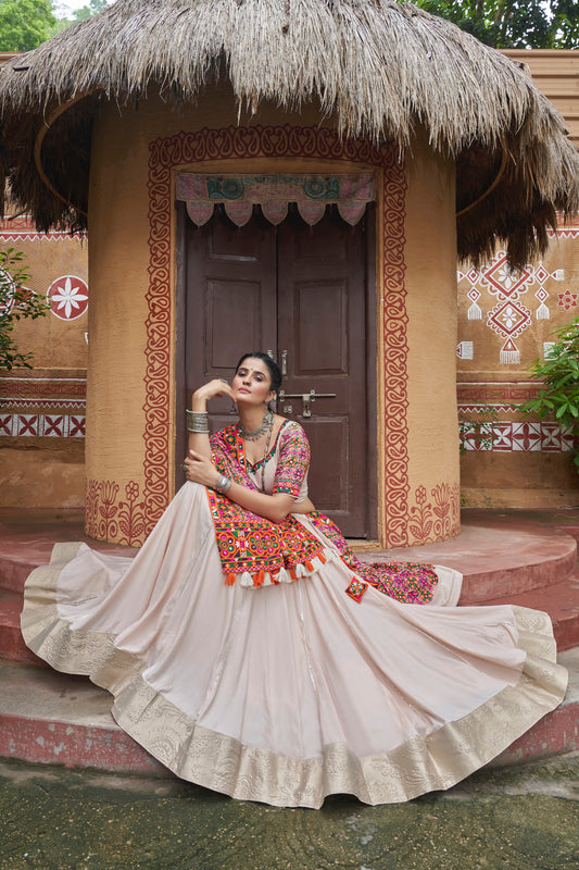 Lehenga de célébration Navratri beige multicolore avec broderies et travail de miroirs en viscose rayon