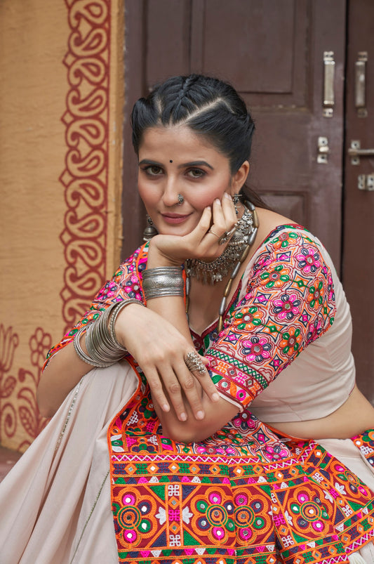 Lehenga de célébration Navratri beige multicolore avec broderies et travail de miroirs en viscose rayon