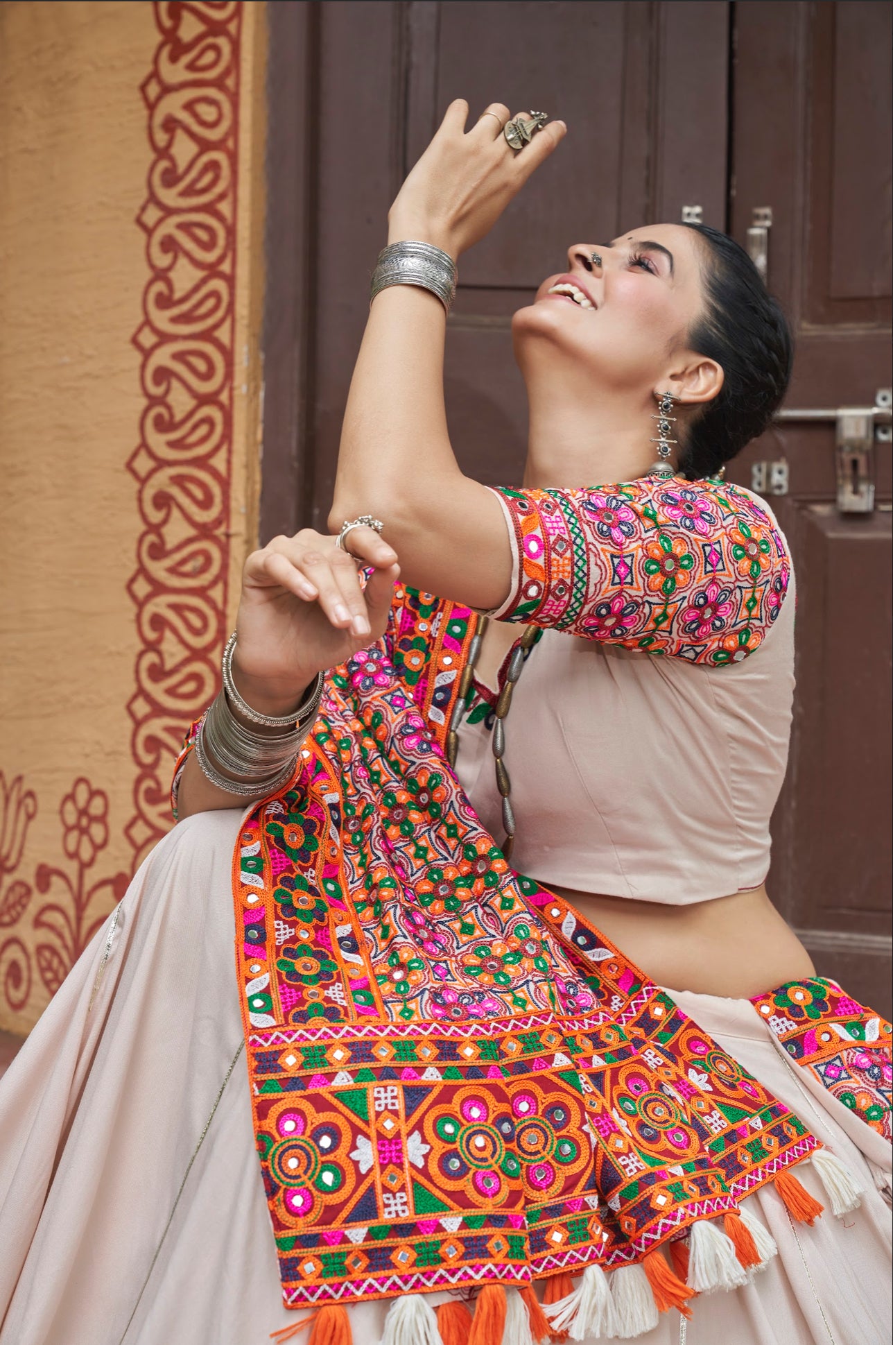 Lehenga de célébration Navratri beige multicolore avec broderies et travail de miroirs en viscose rayon