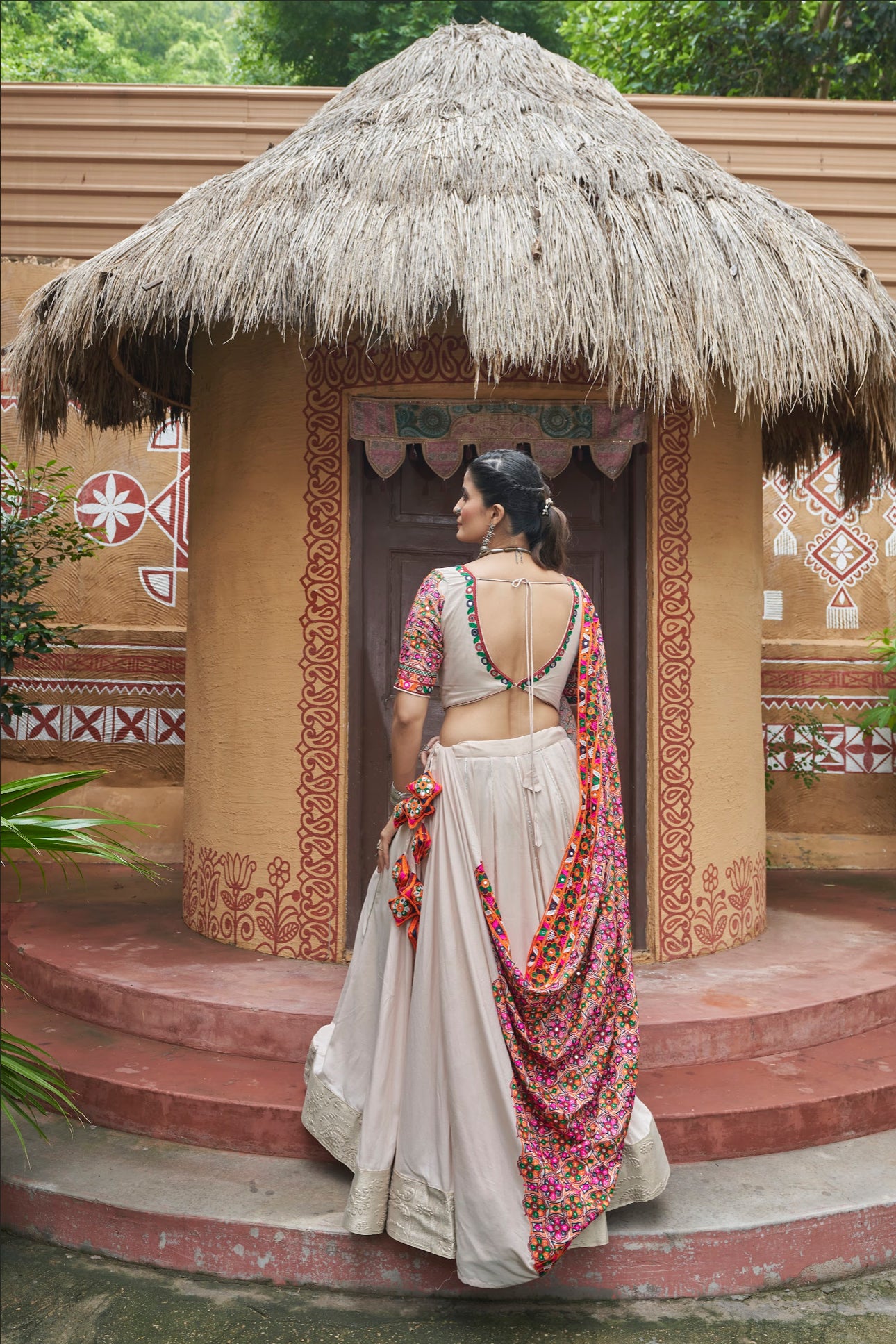Lehenga de célébration Navratri beige multicolore avec broderies et travail de miroirs en viscose rayon