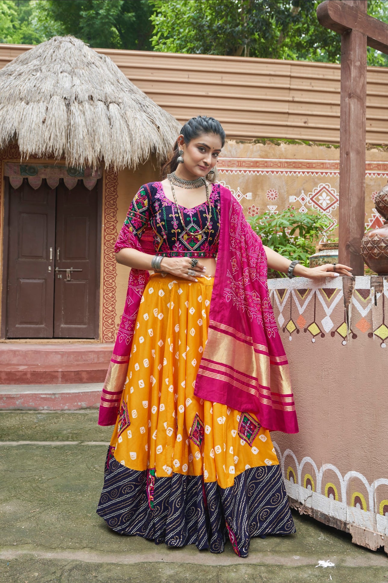 Lehenga de célébration Navratri jaune et rose fuchsia multicolore avec broderies et travail de miroirs en viscose rayon