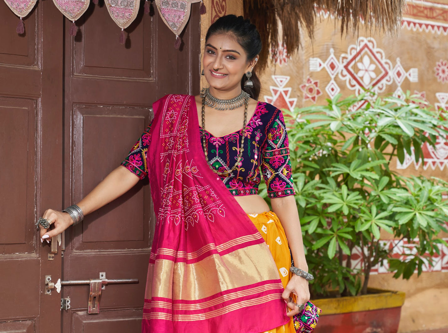 Lehenga de célébration Navratri jaune et rose fuchsia multicolore avec broderies et travail de miroirs en viscose rayon