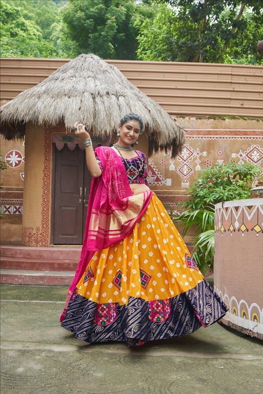 Lehenga de célébration Navratri jaune et rose fuchsia multicolore avec broderies et travail de miroirs en viscose rayon