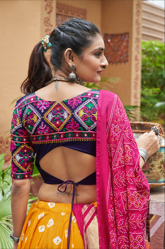 Lehenga de célébration Navratri jaune et rose fuchsia multicolore avec broderies et travail de miroirs en viscose rayon
