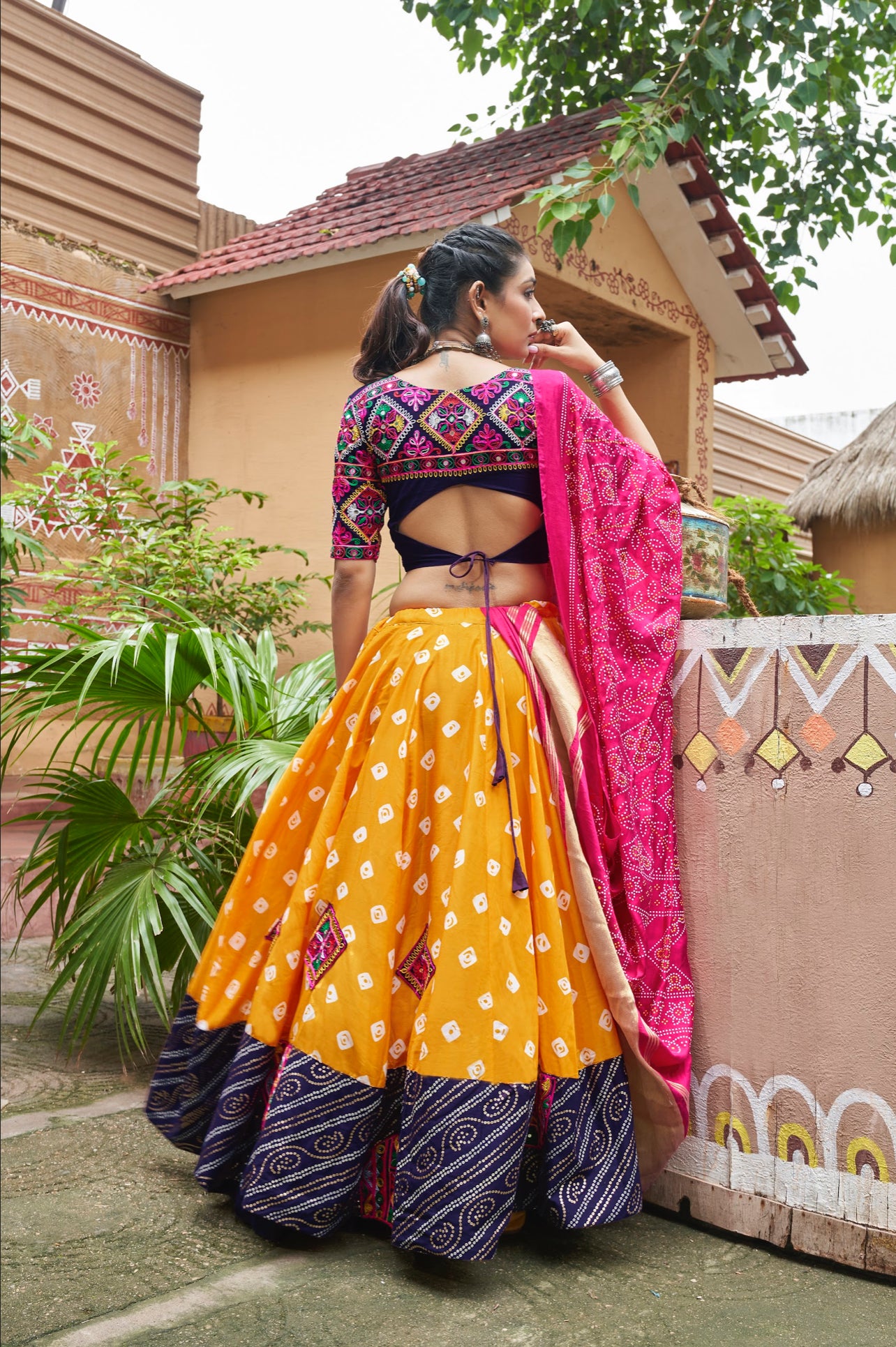 Lehenga de célébration Navratri jaune et rose fuchsia multicolore avec broderies et travail de miroirs en viscose rayon
