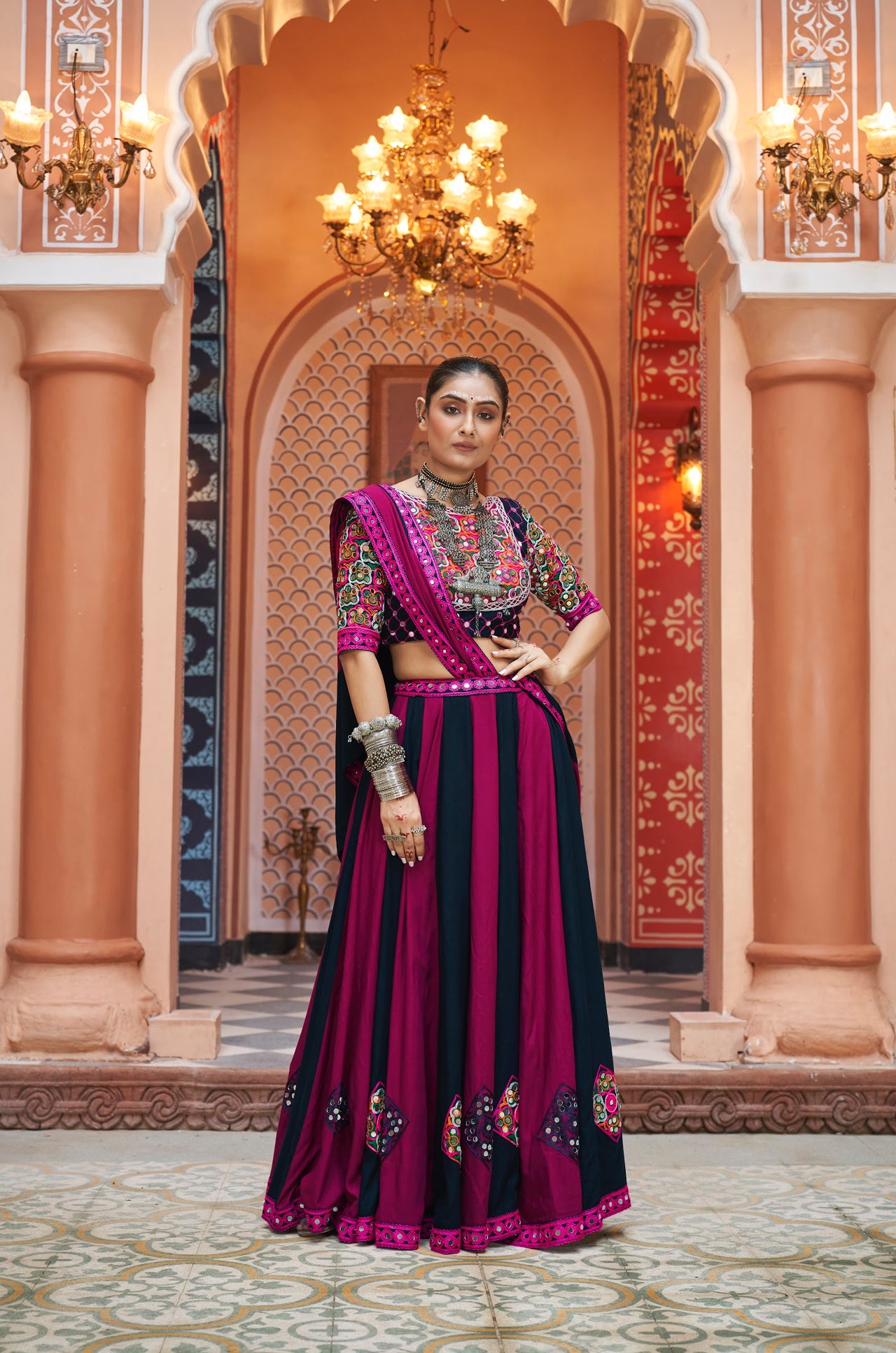 Lehenga de célébration Navratri rose fuchsia et noir multicolore avec broderies et travail de miroirs en viscose rayon