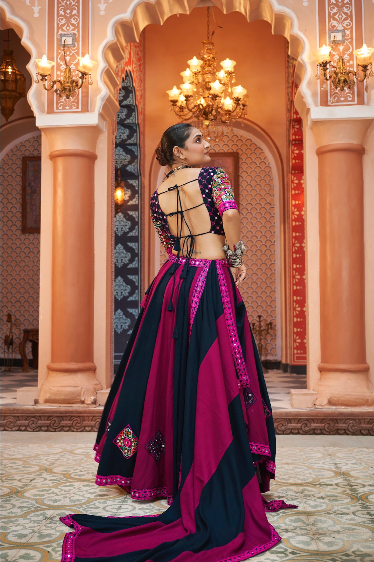 Lehenga de célébration Navratri rose fuchsia et noir multicolore avec broderies et travail de miroirs en viscose rayon