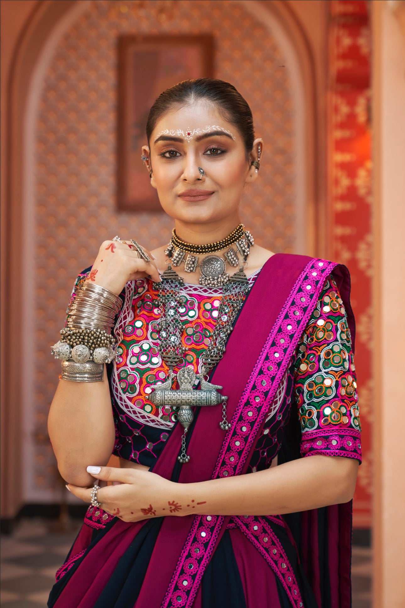 Lehenga de célébration Navratri rose fuchsia et noir multicolore avec broderies et travail de miroirs en viscose rayon