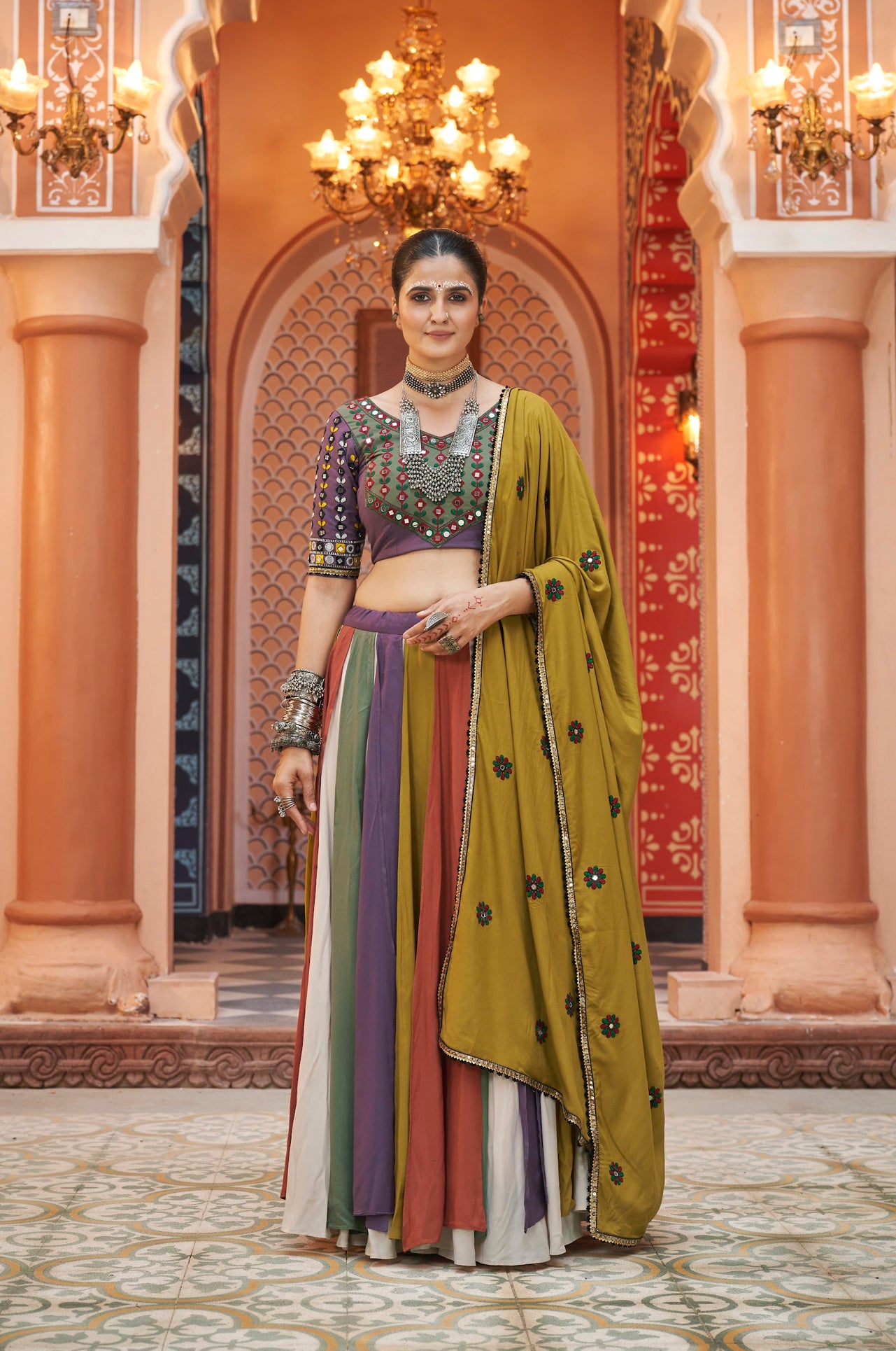 Lehenga de célébration Navratri violet mauve et beige multicolore avec broderies et travail de miroirs en viscose rayon