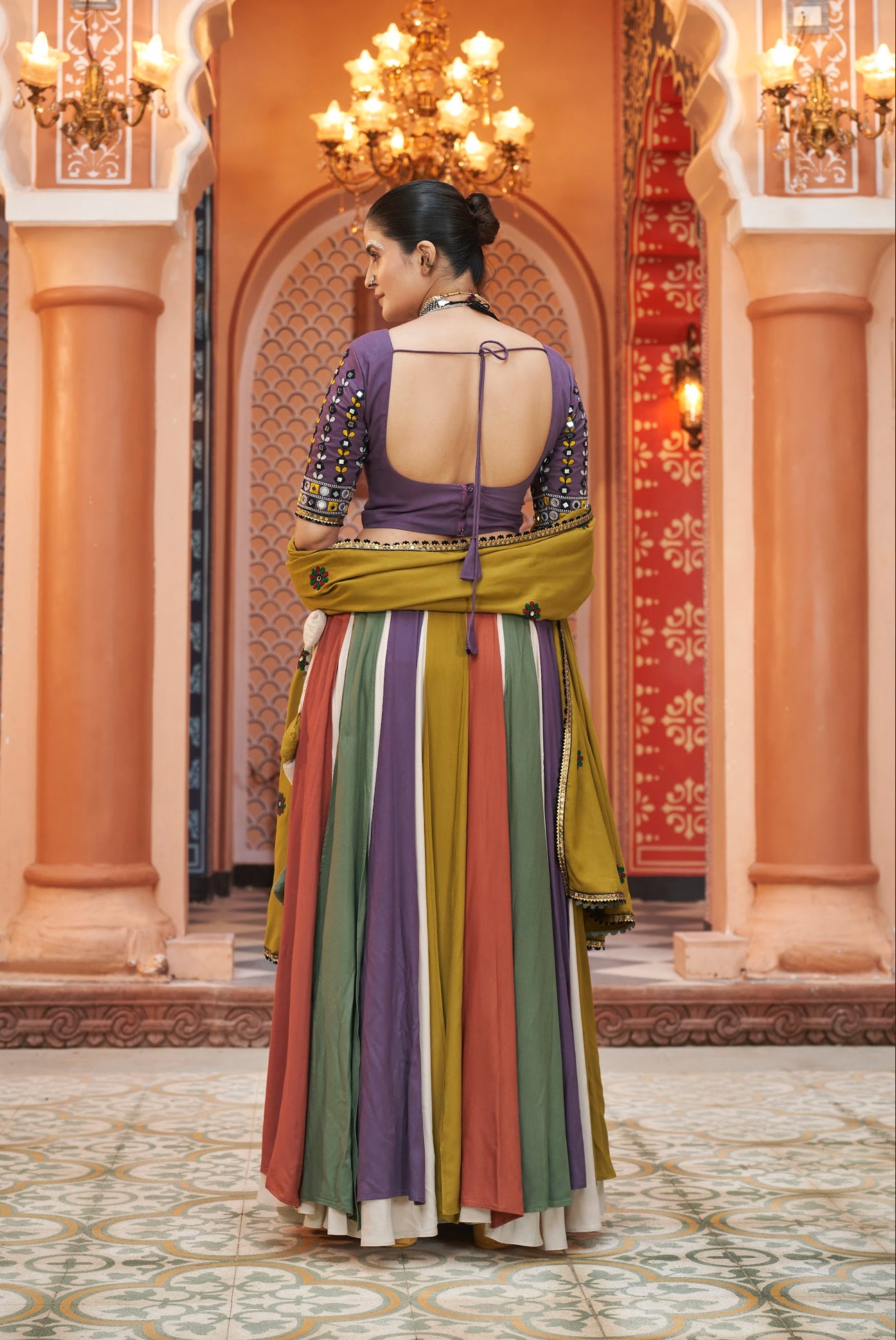 Lehenga de célébration Navratri violet mauve et beige multicolore avec broderies et travail de miroirs en viscose rayon