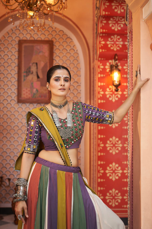Lehenga de célébration Navratri violet mauve et beige multicolore avec broderies et travail de miroirs en viscose rayon
