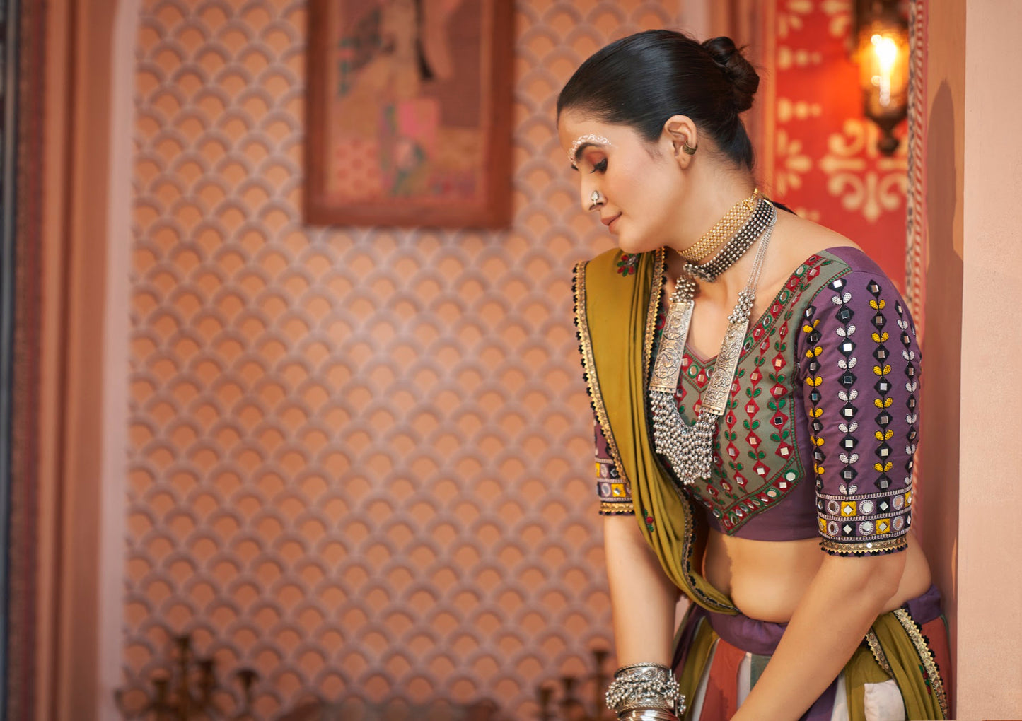 Lehenga de célébration Navratri violet mauve et beige multicolore avec broderies et travail de miroirs en viscose rayon