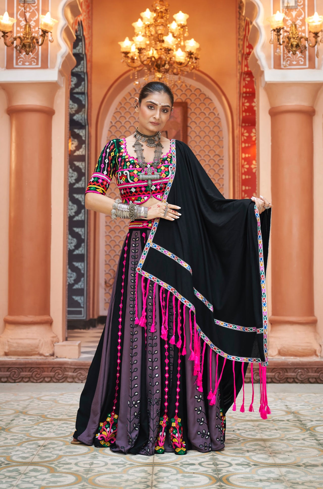 Lehenga de célébration Navratri noir et rose fuchsia, mauve multicolore avec broderies et travail de miroirs en viscose rayon