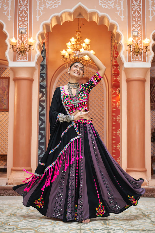 Lehenga de célébration Navratri noir et rose fuchsia, mauve multicolore avec broderies et travail de miroirs en viscose rayon