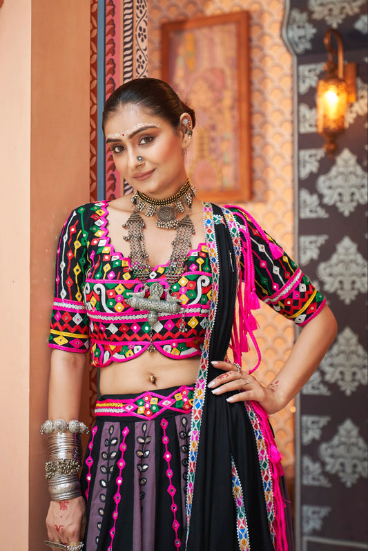 Lehenga de célébration Navratri noir et rose fuchsia, mauve multicolore avec broderies et travail de miroirs en viscose rayon