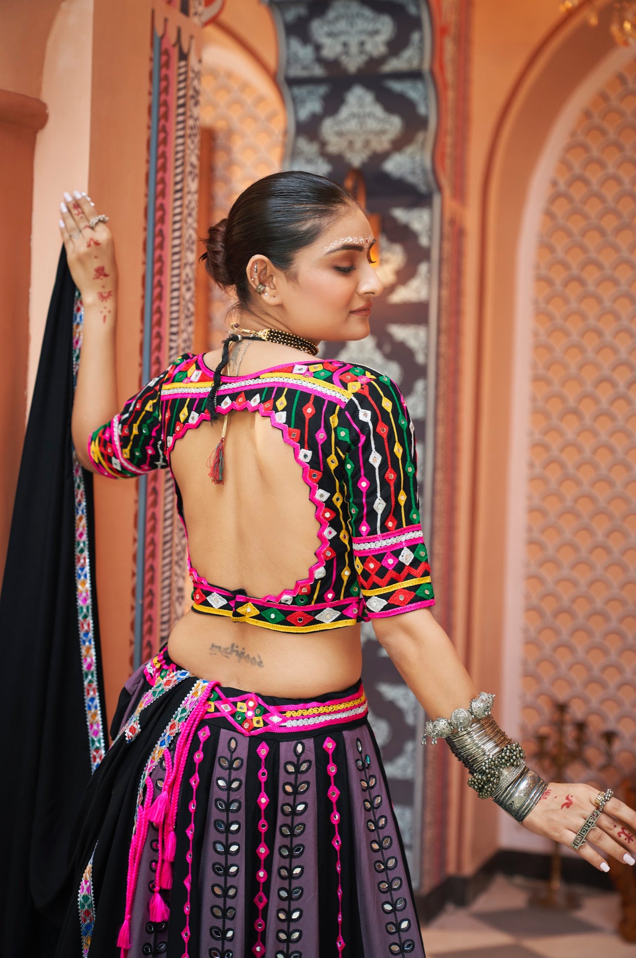 Lehenga de célébration Navratri noir et rose fuchsia, mauve multicolore avec broderies et travail de miroirs en viscose rayon