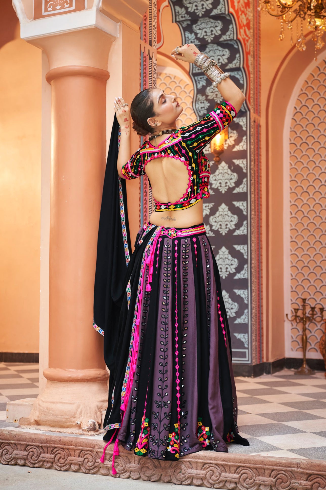 Lehenga de célébration Navratri noir et rose fuchsia, mauve multicolore avec broderies et travail de miroirs en viscose rayon