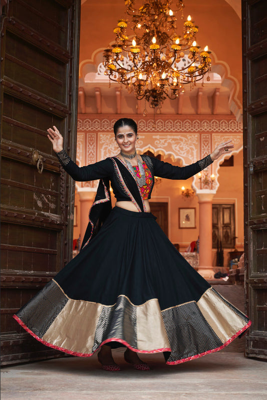 Lehenga de célébration Navratri noir multicolore avec broderies et travail de miroirs en viscose rayon et georgette