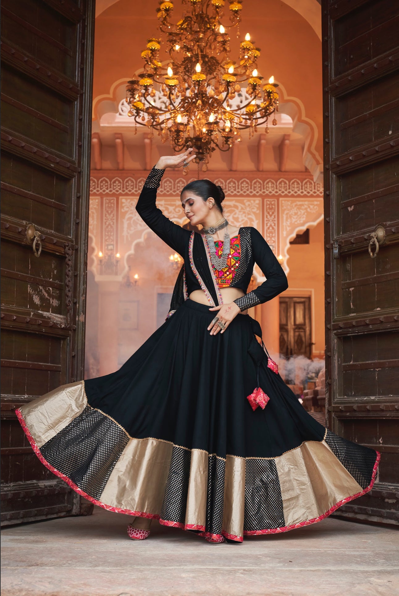 Lehenga de célébration Navratri noir multicolore avec broderies et travail de miroirs en viscose rayon et georgette