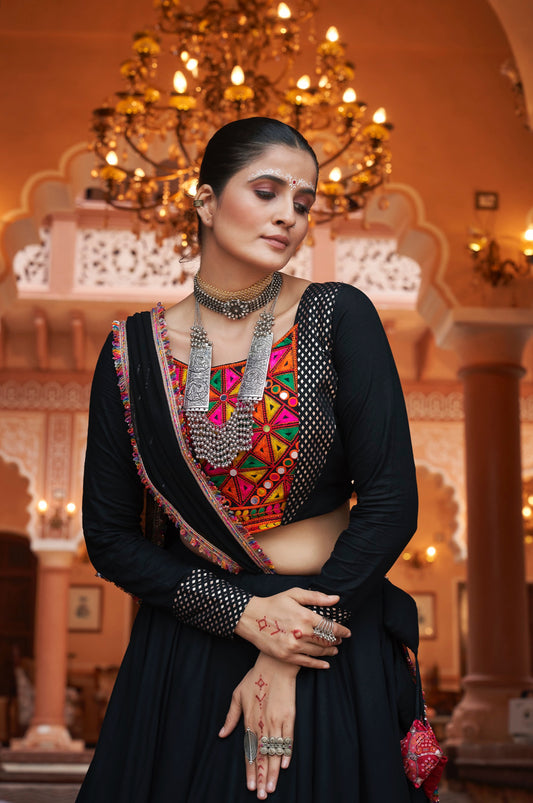 Lehenga de célébration Navratri noir multicolore avec broderies et travail de miroirs en viscose rayon et georgette