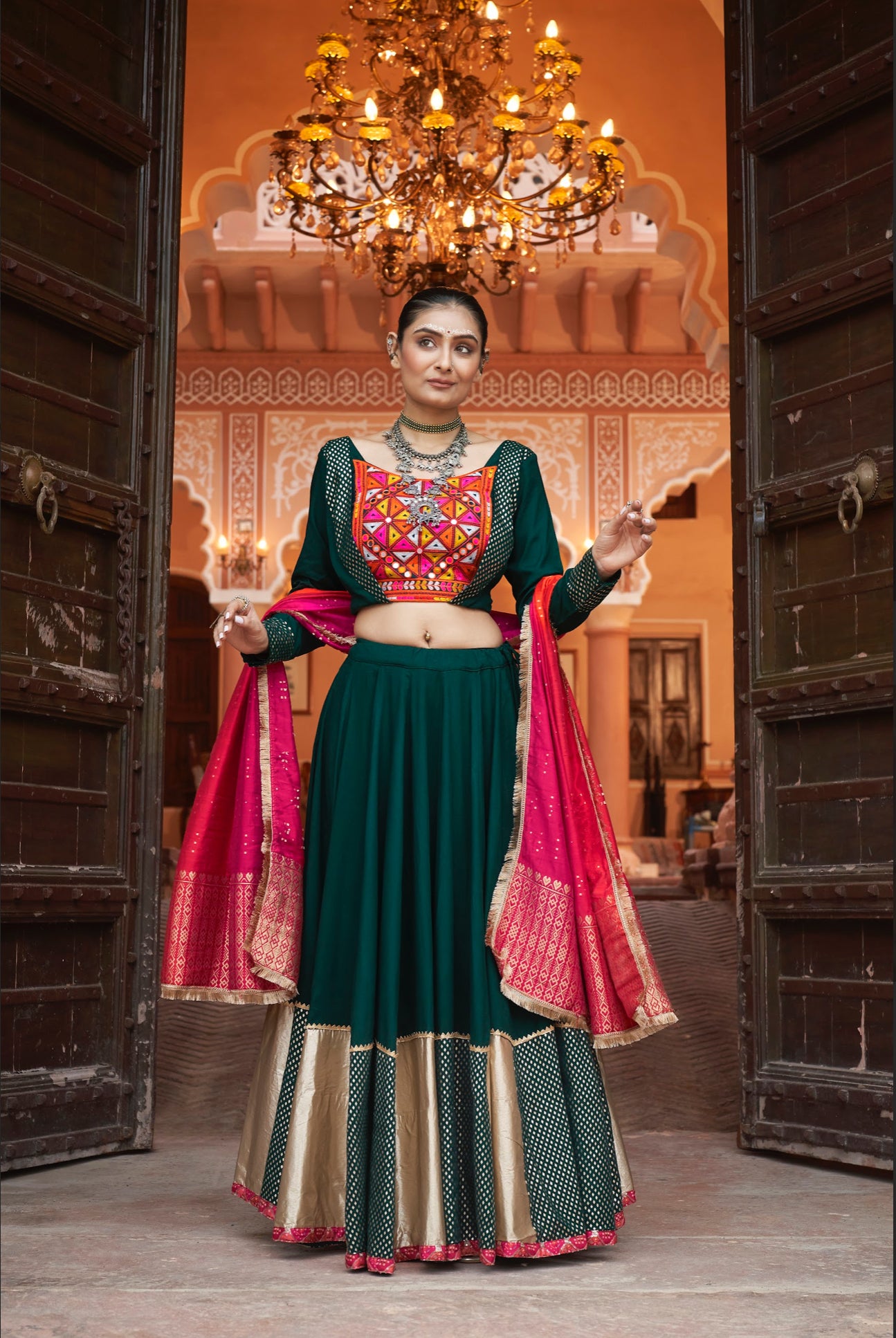 Lehenga de célébration Navratri vert foncé et rose fuchsia avec broderies et travail de miroirs en viscose rayon et jacquard