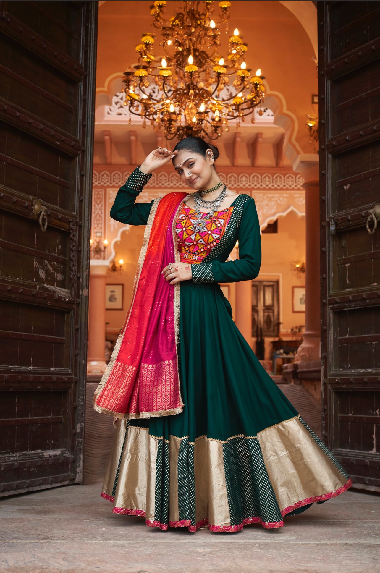 Lehenga de célébration Navratri vert foncé et rose fuchsia avec broderies et travail de miroirs en viscose rayon et jacquard