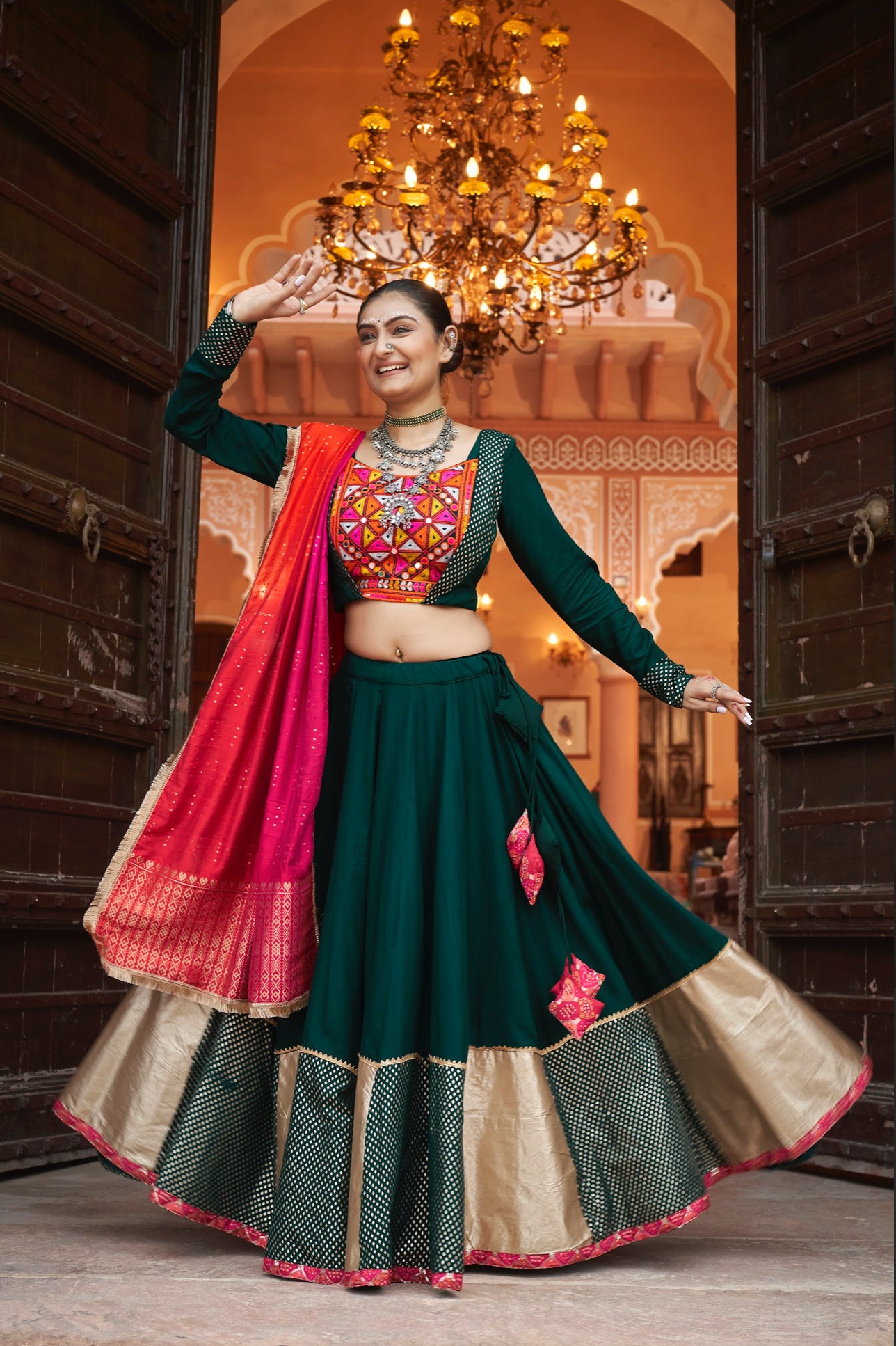 Lehenga de célébration Navratri vert foncé et rose fuchsia avec broderies et travail de miroirs en viscose rayon et jacquard